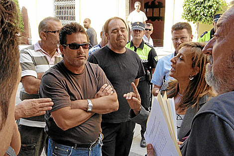 La alcaldesa de Jerez discutiendo en la calle con los desempleados. | M. E.