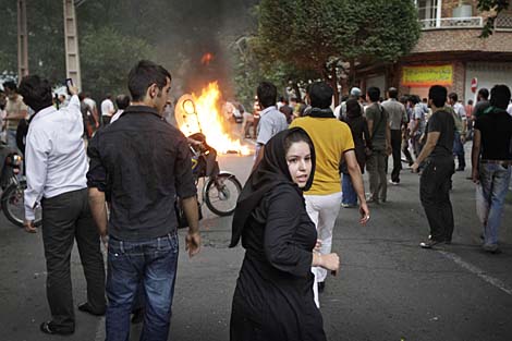 Una joven iran corre en las protestas antigubernamentales de junio de 2009 en Tehern. | AP