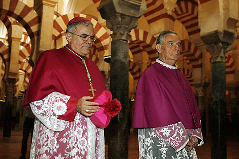 El obispo de Crdoba, Demetrio Fernndez, en el interior de la Mezquita. | Madero Cubero