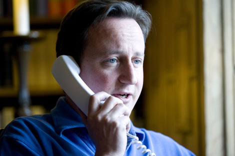 David Cameron habla por telfono desde su oficina en Downing Street. | Reuters