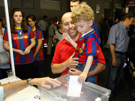 Un socio vota con su hijo.| Antonio Moreno