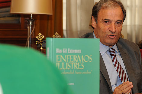 El profesor de la Universidad de Granada Blas Gil Extremera, junto al libro. | Jesús G. Hinchado