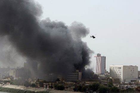 Una enorme columna de humo cubre Bagdad tras las explosiobes. | Afp