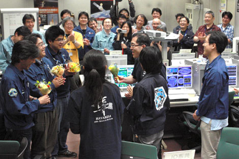 Cientficos japoneses celebran el aterrizaje de la cpsula. | Ap