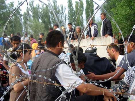 Miles de uzbekos tratan de escapar del pas.| Afp