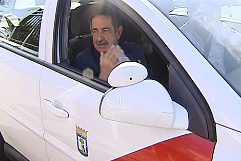 Revilla, llegando en taxi a la ltima reunin que mantuvo con Zapatero el pasado 7 de junio. | Efe
