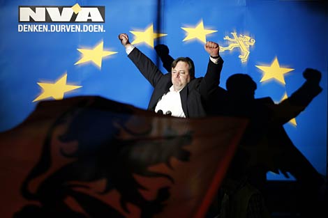 El lder nacionalista flamenco Bart de Wever celebra su triunfo electoral en Bruselas. | Reuters