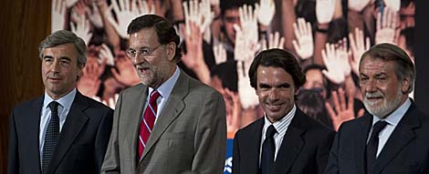 Aznar, escoltado por su ex ministros del Interior, Acebes, Rajoy y Mayor. | A. Di Lolli