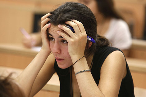 Una joven escucha, en Sevilla, las instrucciones para examinarse de Selectividad. | Conchitina