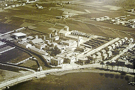 Vista de las instalaciones de Sa Petrolera y cartel con el logo de Gasolinas Águila | Sa petrolera