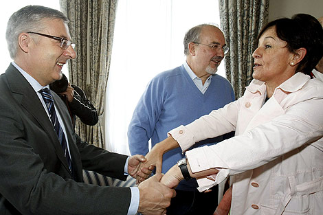 Jos Blanco con Dolores Gorostiaga, vicepresidenta de Cantabria. Tras ellos, Pedro Solbes. | Efe