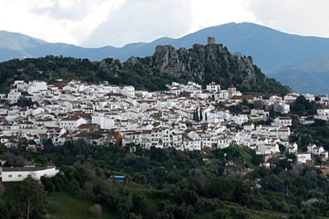 Vista general del pueblo de Gaucín recostado contra la montaña.