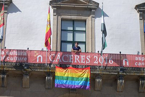 La bandera gay en el Ayuntamiento de Cceres. | E.M.