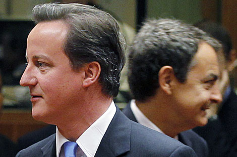 Zapatero y Cameron, en Bruselas. | Reuters
