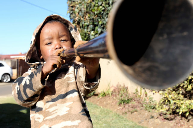 Un niño toca una vuvuzela en Sudáfrica. | Efe