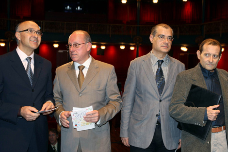 El presidente de la Diputacin de Valladolid, Ramiro Ruiz Medrano, el alcalde de Olmedo, Alfonso Centeno (I), y el director de 'Teatro Corsario', Fernando Urdiales (D), presentan la programacin del V Festival de Teatro Clsico de Olmedo 2010. | Ical