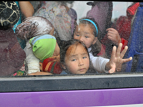 Varios nios apinados en un autobs para viajar de Osh a Bishkek. | Afp