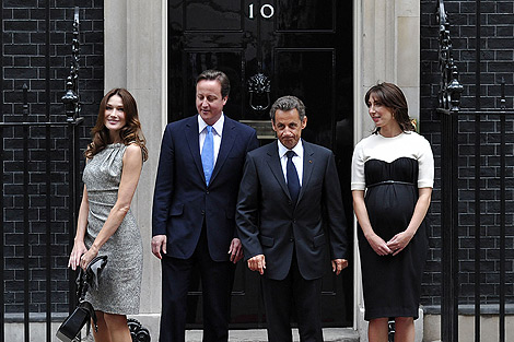 Bruni, Cameron, Sarkozy y Samantha en Downing Street. | Afp