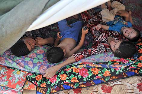 Nios uzbekos duermen en un campo de refugiados. | Afp