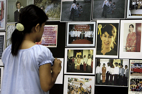 Una refugiada birmana observa una exposicin sobre Suu Kyi, en Kuala Lumpur (Malasia). | EFE