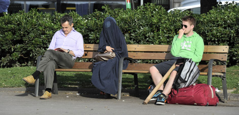 La diputada, con el 'burka', entre dos hombres. | Santi Cogolludo