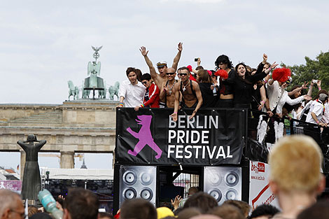 Una de las carrozas de la fiesta que ha recorrido las calles de la capital alemana. | Foto: Reuters