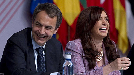 Zapatero y Cristina Kirchner durante la clausura de la Cumbre UE-Amrica Latina. | A. di Lolli