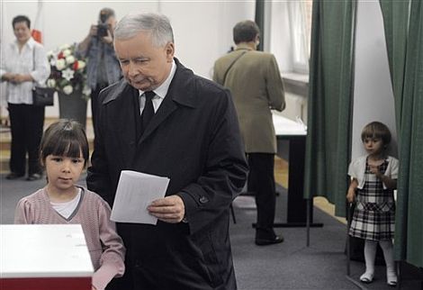 El candidato Jaroslaw Kaczynski, hermano del presidente fallecido, deposita su voto. | Afp