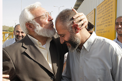 Un jefe de Hamas besa a su compaero Nayef Rajoub liberado tras cuatro aos de prisin. | AP