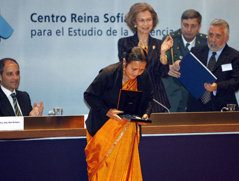 La reina Sofia entrega el premio a Anuradha Koirala, directora de una organizacin que se encarga de nias vctimas del trfico sexual. (Foto: EFE)