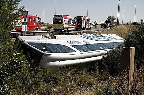 Autobs accidentado el domingo en la N-340, a la altura de Castelln. | Efe