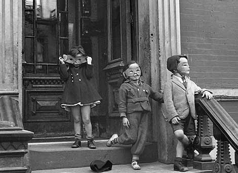 'Nios con caretas'. Nueva York 1942. Helen Levitt