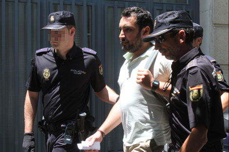 Luis C. O., a la salida del juzgado conducido por agentes de Polica. | Carlos Mrquez