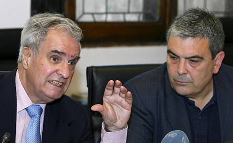 Enrique Mgica y Esteban Ibarra en la presentacin del informe Raxen 2010. | Efe