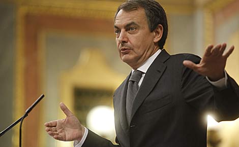 Zapatero, en la tribuna de oradores en el Congreso. | Alberto Di Lolli