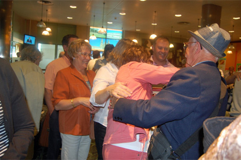 Familiares de los emigrantes les dan la bienvenida en el aeropuerto. | Xunta de Galicia