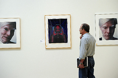 El autorretrato de Warhol con los ojos cerrados supone un rcord para el artista. | Afp