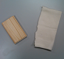 El bloque de madera y la manta usadas en uno de los experimentos.