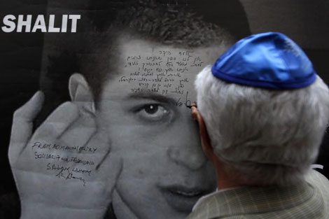 Un judo escribe un mensaje por la liberacin de Shalit en Bucarest. | Reuters