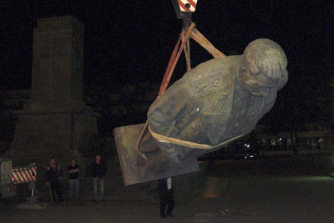 La estatua de Stalin 'vuela' por la ciudad de Gori. | Reuters