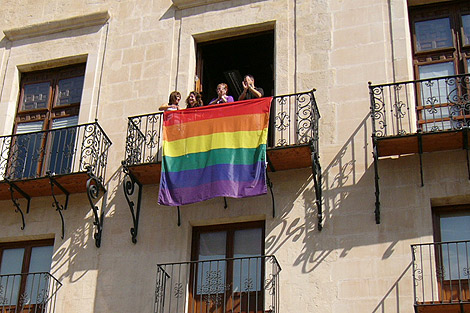 Momento en el que ha sido colgada la bandera en uno de los balcones del consistorio. | E.M.