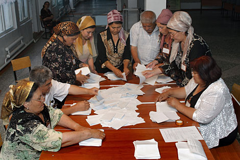 Miembros de un comit electoral cuentan votos del referndum. | AP