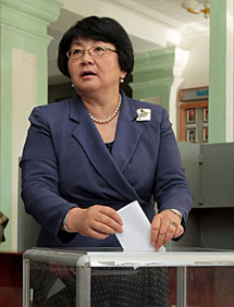Rosa Otunbayeva, votando. | Efe