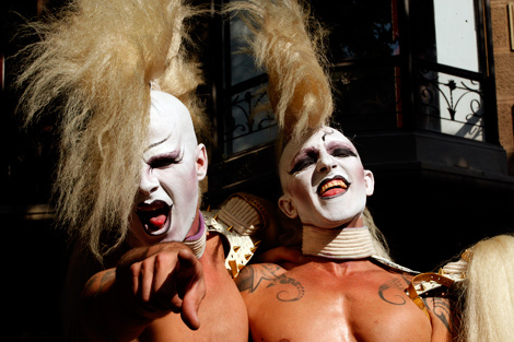 Dos homosexuales festejan por las calles de Barcelona.| Antonio Moreno