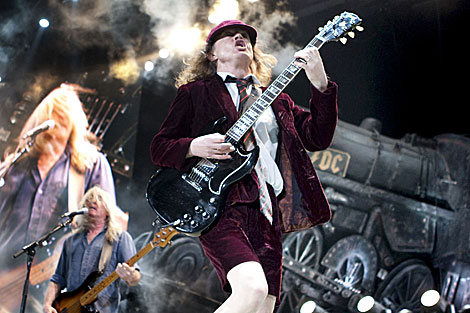 El guitarrista escocés del grupo AC/DC, Angus Young, durante el concierto en Sevilla. | Efe