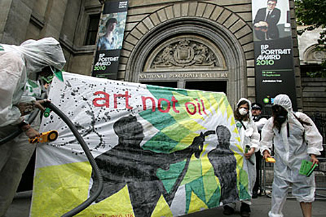 Protesta contra el patrocinio de BP delante de la National Portrait Gallery de Londres. | AP