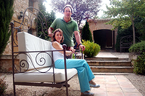 Isabel Aracil y su esposo, en la residencia de ambos, en Biar (Alicante). | Ernesto Caparrs