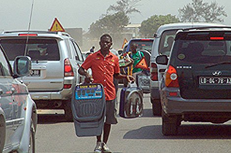 Un joven vendedor en la carretera. | Jornal de Angola