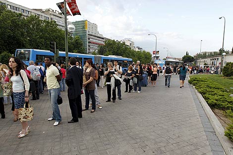 Colas en una parada de autobs en Nuevos Ministerios. | Efe