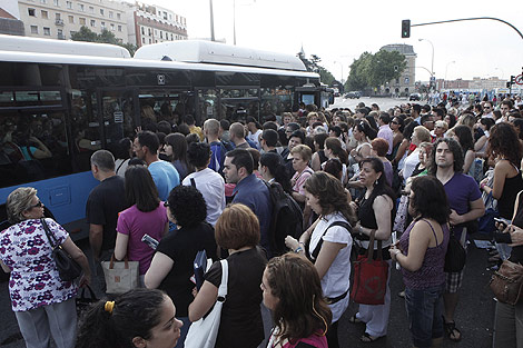 cientos de pasajeros esperan poder entrar en un autobs. | scar Monzn